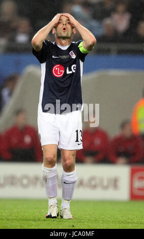 DANNY MURPHY RUES SON RATÉ C V ATHLETICO MADRID FC Fulham HSH NORDBANK ARENA HAMBURG ALLEMAGNE 12 Mai 2010 Banque D'Images