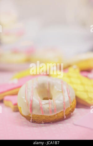 Premier anniversaire - cookies Les cookies et blanc décoré donut, with copy space Banque D'Images