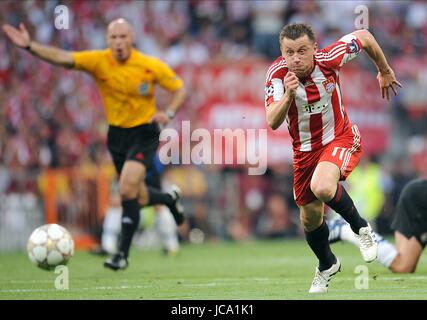 HOWARD WEBB IVICA OLIC LUCIO BAYERN MUNICH V INT V BAYERN MUNICH INTER MILAN SANTIAGO BERNABEU MADRID ESPAGNE 22 Mai 2010 Banque D'Images