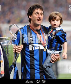 DIEGO MILITO & SON TROPHÉE AVEC LE BAYERN MUNICH V INT V BAYERN MUNICH INTER MILAN SANTIAGO BERNABEU MADRID ESPAGNE 22 Mai 2010 Banque D'Images