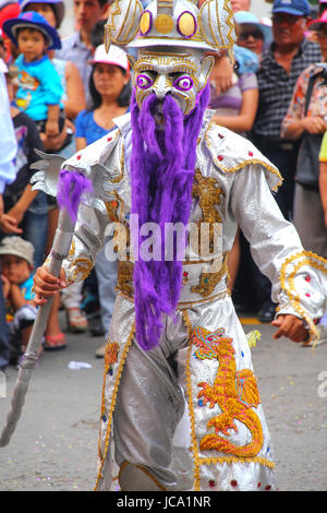 Au cours de danse de l'homme locales Festival de la Vierge de la Candelaria à Lima, Pérou. Le cœur du festival danse et musique interprétés par différents d Banque D'Images