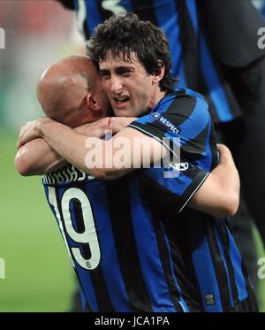 ESTEBAN CAMBIASSO DIEGO MILITO BAYERN MUNICH V INT V BAYERN MUNICH INTER MILAN SANTIAGO BERNABEU MADRID ESPAGNE 22 Mai 2010 Banque D'Images