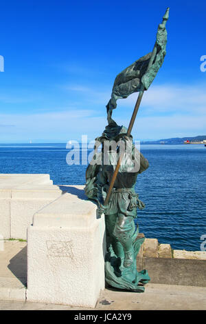 Statue d'un soldat avec le drapeau à Trieste, Italie. au bord de l'eau Trieste est la capitale de la région autonome Friuli-Venezia Giulia Banque D'Images