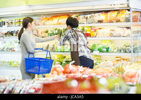 Client et vendeur au supermarché Banque D'Images