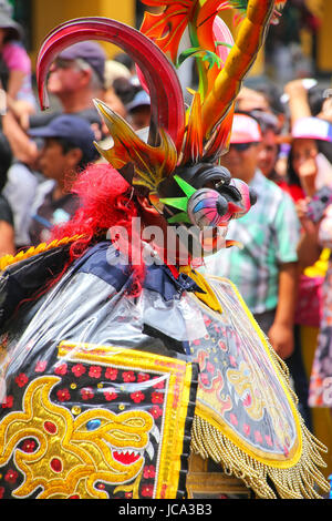 Au cours de danse de l'homme locales Festival de la Vierge de la Candelaria à Lima, Pérou. Le cœur du festival danse et musique interprétés par différents d Banque D'Images