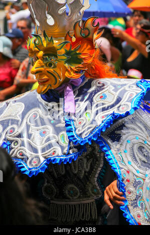 Au cours de danse de l'homme locales Festival de la Vierge de la Candelaria à Lima, Pérou. Le cœur du festival danse et musique interprétés par différents d Banque D'Images