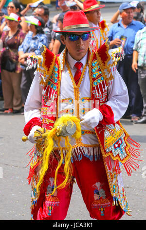 Au cours de danse de l'homme locales Festival de la Vierge de la Candelaria à Lima, Pérou. Le cœur du festival danse et musique interprétés par différents d Banque D'Images