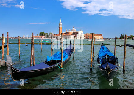 La gondole près de la place San Marco, en face de l'île de San Giorgio Maggiore à Venise, Italie. Gondoles étaient autrefois la principale forme de transport aro Banque D'Images