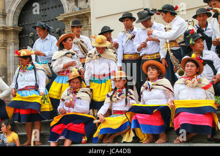 Groupe de danseurs posant au cours de Festival de la Vierge de la Candelaria à Lima, Pérou. Le cœur du festival danse et musique interprétés par différents Banque D'Images