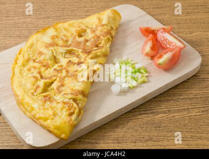 La cuisine thaï et de l'alimentation, de style Thaï délicieux omelette aux tomates et oignon vert haché. Banque D'Images