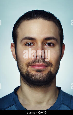 Jeune homme non rasé les cheveux peignés avec brunette/portrait close-up Banque D'Images