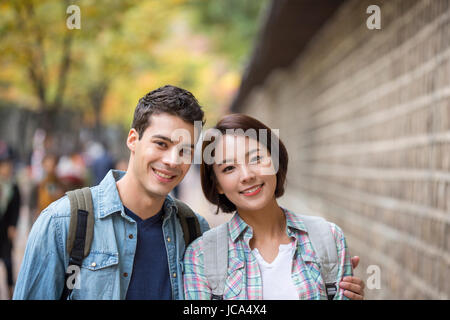 Portrait of smiling couple multiculturel Banque D'Images