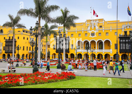 La Plaza Mayor dans le centre historique de Lima, Pérou. Il est entouré par le Palais du Gouvernement, Basilique Cathédrale, Palais de l'archevêque, Palais Municipal, et palais. Banque D'Images