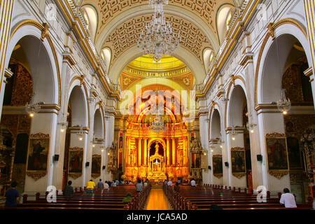 Intérieur de l'église Saint Pierre à Lima, Pérou. Cette église fait partie du centre historique de Lima, qui a été ajouté à la Liste du patrimoine mondial de l'UNESCO en Banque D'Images