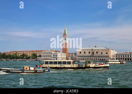 Le Vaporetto (bateau-bus) passe en face de la Piazza San Marco à Venise, Italie. Venise est situé dans un groupe de 117 petites îles qui sont séparées b Banque D'Images