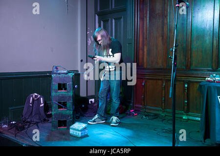 D'jays jouer live. Faire de la musique avec des Gameboys. D'Chiptune jays. Poil long, Guy, homme, dj Banque D'Images