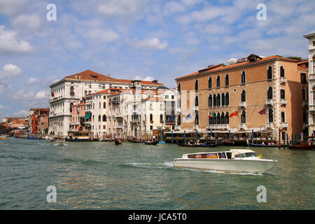 Vue du Grand Canal de maisons et de bateaux à Venise, Italie. Venise est situé dans un groupe de 117 petites îles qui sont séparées par des canaux d'un Banque D'Images