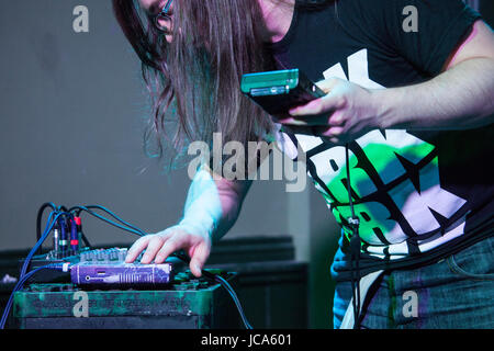 D'jays jouer live. Faire de la musique avec des Gameboys. D'Chiptune jays. Poil long, Guy, homme, dj Banque D'Images