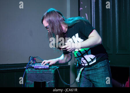 D'jays jouer live. Faire de la musique avec des Gameboys. D'Chiptune jays. Poil long, Guy, homme, dj Banque D'Images