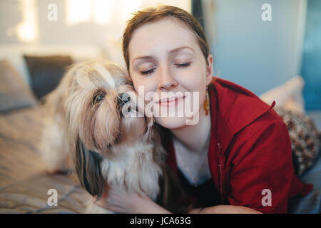 Jeune femme avec portrait de chien shih tzu. L'amour et de soins pour animaux de concept. Banque D'Images