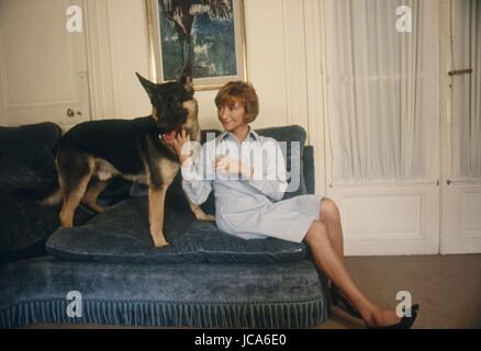 Françoise Sagan à Paris (135 avenue de Suffren) avec son chien nommé Werther elle a été offert par un admirateur allemand. 18 octobre, 1968 Photo Michael Holtz Banque D'Images