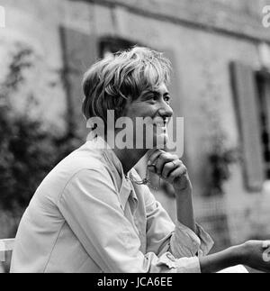 Françoise Sagan dans le Manoir du Breuil à Equemauville (Normandie). Août 1963 Photo Michael Holtz Banque D'Images