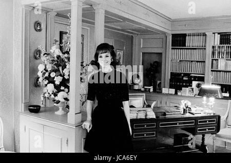 Denise Fabre à Paris (ou à Neuilly-sur-Seine) le 3 avril 1970. Elle a travaillé à cette époque sur la deuxième chaîne de l'ORTF. Photo Michael Holtz Banque D'Images