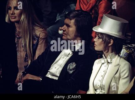 Patrick Gilles et Brigitte Bardot qui fréquentent le Gala de l'Union européenne en avril 1970. Photo Photo Michael Holtz12 ne gère pas de Brigitte Bardot d'auteur. Pour tous les non usage éditorial, une autorisation préalable doit être demandé d'Open Art Productions. Open Art Productions 9, rue des Suisses 92380 Garches, France  +33(0)1 41 38 85 85 Banque D'Images