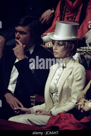 Patrick Gilles et Brigitte Bardot qui fréquentent le Gala de l'Union européenne en avril 1970. Photo Photo Michael Holtz12 ne gère pas de Brigitte Bardot d'auteur. Pour tous les non usage éditorial, une autorisation préalable doit être demandé d'Open Art Productions. Open Art Productions 9, rue des Suisses 92380 Garches, France  +33(0)1 41 38 85 85 Banque D'Images