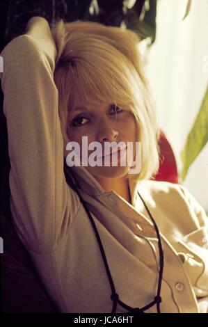 L'actrice française Mireille Darc à la maison dans son appartement dans le 16ème arrondissement de Paris. 1971 Photo Michael Holtz Banque D'Images