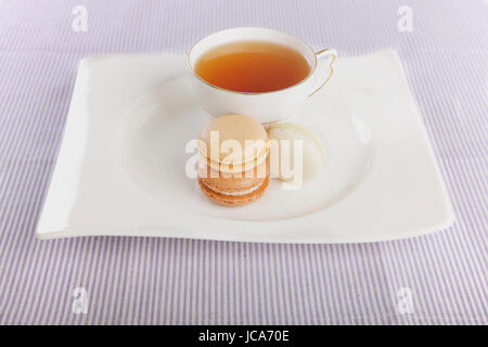 Plateau et macarons affichées sur une plaque blanche Banque D'Images