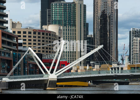 Le pont de mer, une passerelle moderne acorss le Fleuve Yarra, Melbourne, Australie. Banque D'Images