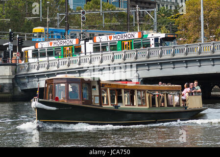 Train, tramway et transport bateau vu du fleuve Yarra, Melbourne, Victoria, Australie. Banque D'Images