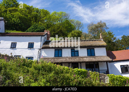 Chalets sur la colline surplombant le port de Lynmouth sur la côte nord du Devon en Angleterre, Parc National d'Exmoor. Banque D'Images