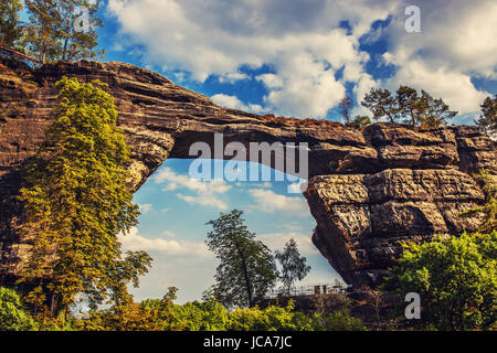 Pravcicka brana rock arch dans les montagnes tchèques Banque D'Images