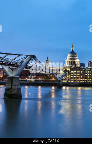 La Cathédrale St Paul, Millennium Bridge et la Tamise, Londres, Angleterre, Royaume-Uni Banque D'Images