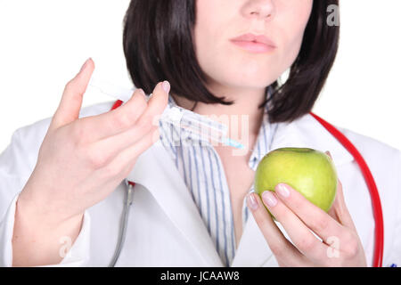 L'injection de drogues de l'hormone de médecin dans un apple Banque D'Images