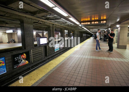 La station de métro de la rue South Boston USA plateforme mbta Banque D'Images