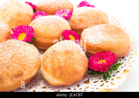 Beignets faits maison décorée de fleurs. Banque D'Images