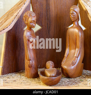 La crèche de Noël Congo avec la Sainte Famille en bois sculptées de style africain Banque D'Images