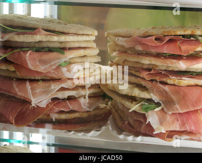 Sandwiches appelé Spianata Piadina ou en italien avec jambon cru et roquette Banque D'Images