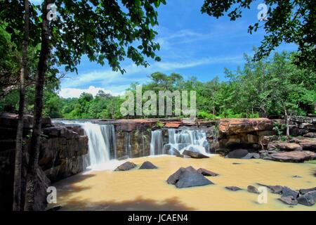 L'eau trouble en début de la saison des pluies au Tat tonne au cours de la cascade jour ensoleillé, ciel bleu, Tat tonne National Park, province de Chaiyaphum, Thaïlande Banque D'Images