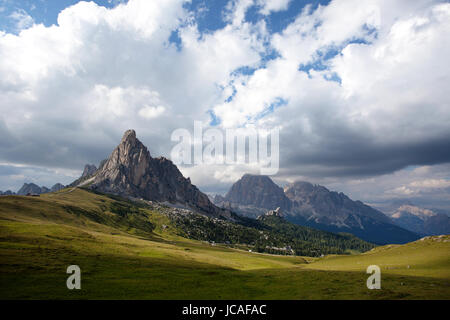 Passo Giau et Cima Ra Gusela, Dolomites, Italie. Banque D'Images