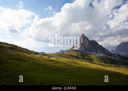 Passo Giau et Cima Ra Gusela, Dolomites, Italie. Banque D'Images