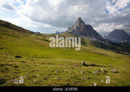 Passo Giau et Cima Ra Gusela, Dolomites, Italie. Banque D'Images