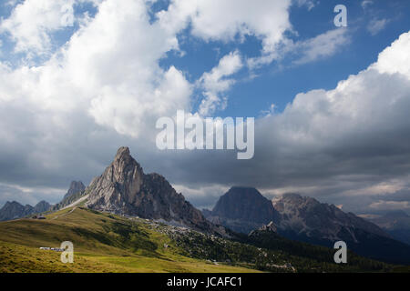 Passo Giau et Cima Ra Gusela, Dolomites, Italie. Banque D'Images