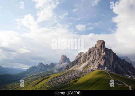 Passo Giau et Cima Ra Gusela, Dolomites, Italie. Banque D'Images