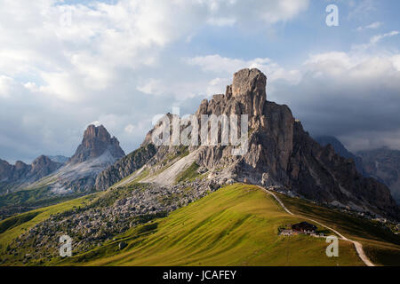 Passo Giau et Cima Ra Gusela, Dolomites, Italie. Banque D'Images