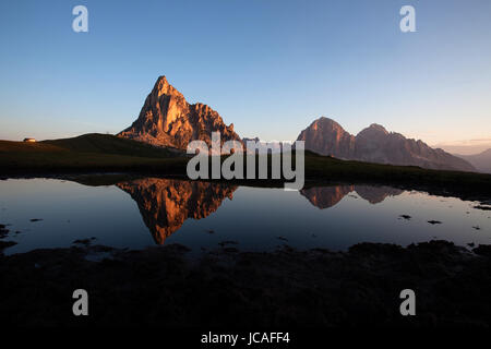 Lever du soleil à Passo Giau et Cima Ra Gusela réflexion dans le lac, Dolomites, Italie. Banque D'Images