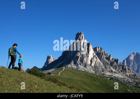 Mère et Fils randonnées sur la pittoresque Passo Giau, offrant une vue spectaculaire sur les montagnes, Dolomites, Italie. Banque D'Images